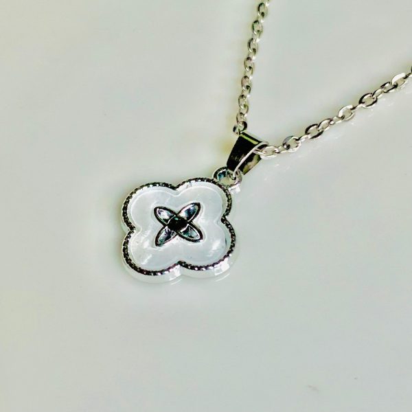 Sliver Clover Pendant 01